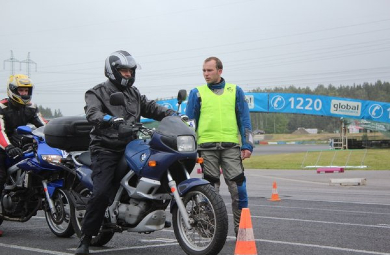 Kurzy bezpečné jízdy pro motocyklisty v rámci projektu „Učme se přežít“ letos pokračují